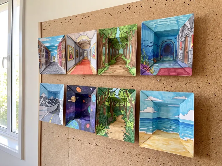 Pared del salón con varios moldes armados en 3D