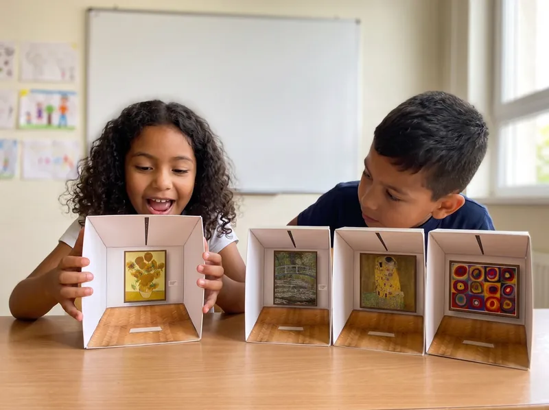 Niños emocionados con sus salas del Museo 3D: Los girasoles de Van Gogh, el puente de Monet, El beso de Klimt y los círculos de Kandinsky